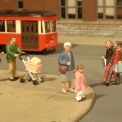 Bachmann Strolling People - O Scale