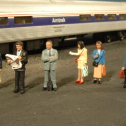 Bachmann Standing Platform Passengers - O Scale